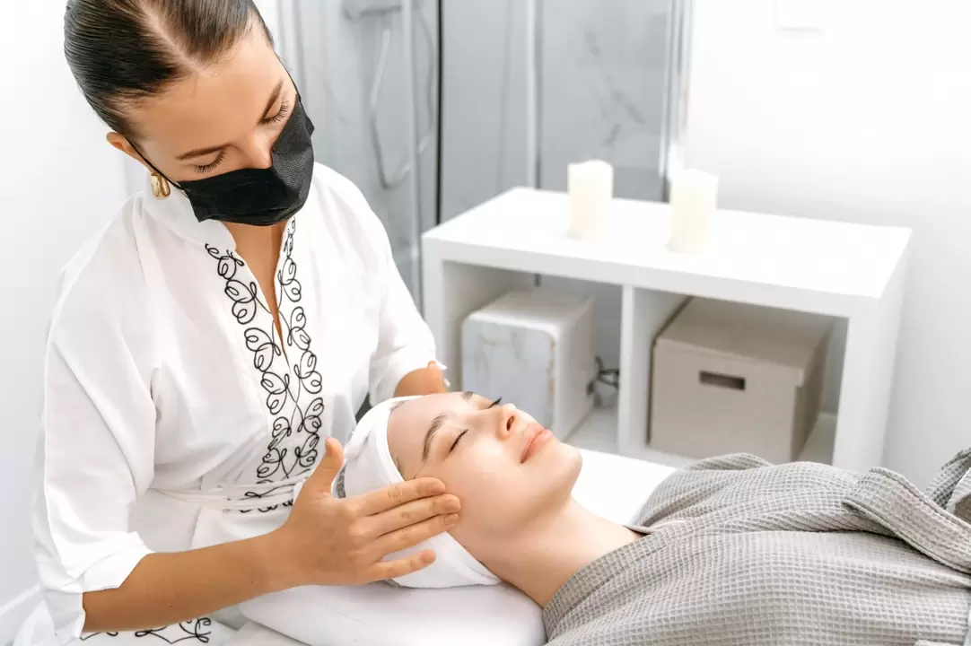 A masaxe profesional promove o rexuvenecemento da pel facial sen inxeccións